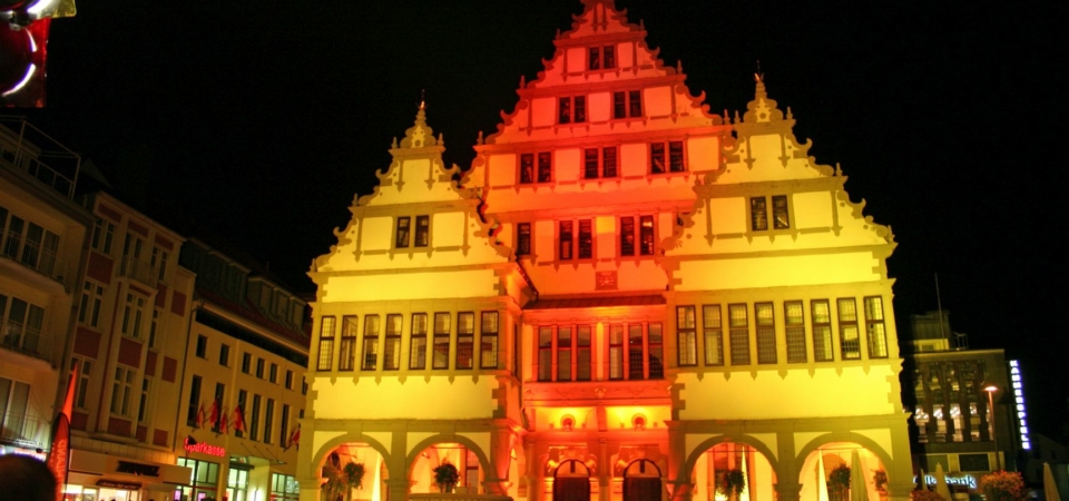 Paderborner Rathaus bunt beleuchtet
